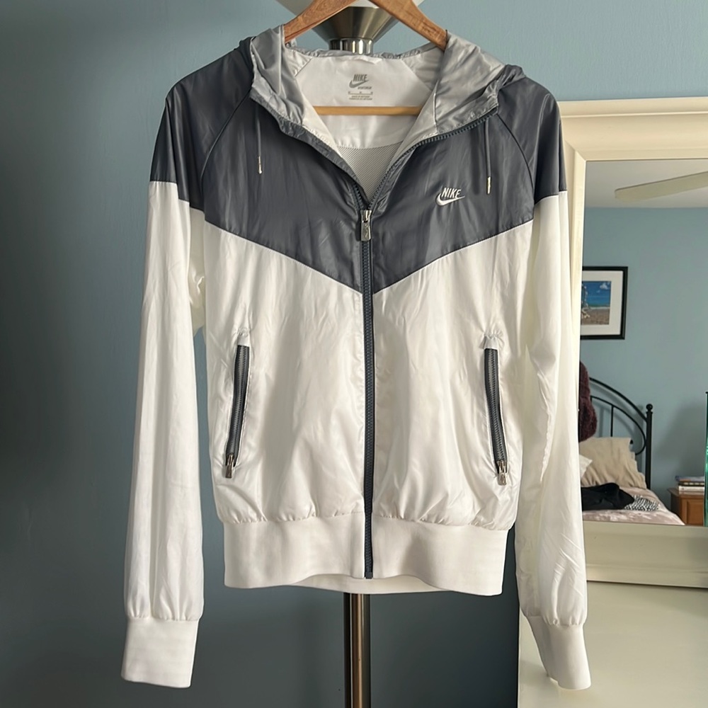 Nike windbreaker women’s size Medium. New without tags!
